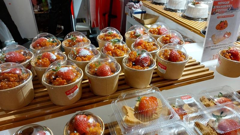 Kreasi unik ayam berbumbu pedas manis yang dipadu dengan stroberi Nonsan. 