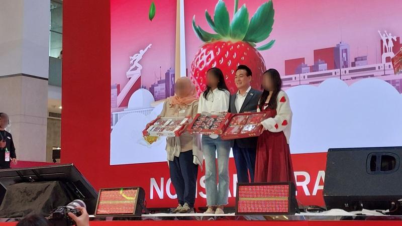 Wali Kota Nonsan, Paik Sung Hyun, memberikan hadiah secara langsung kepada para pemenang Tantangan Kuis Konsonan Hangeul KCCI. 