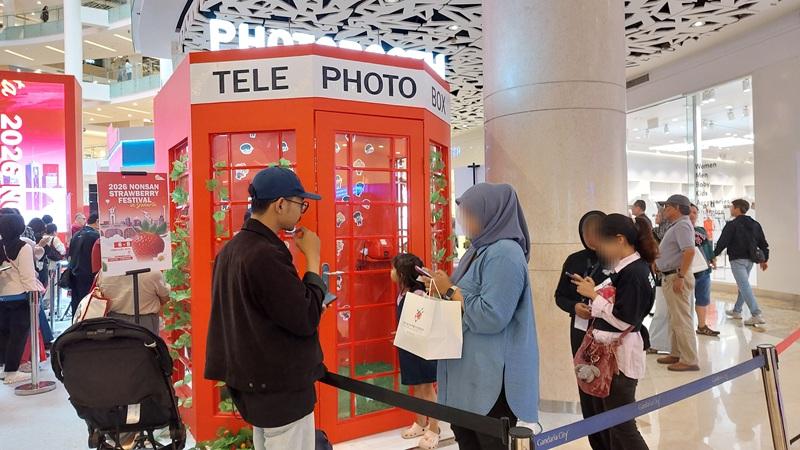 Pengunjung dapat mengabadikan momen saat mengunjungi festival di zona foto bertema stroberi yang tersedia secara gratis selama festival.  
