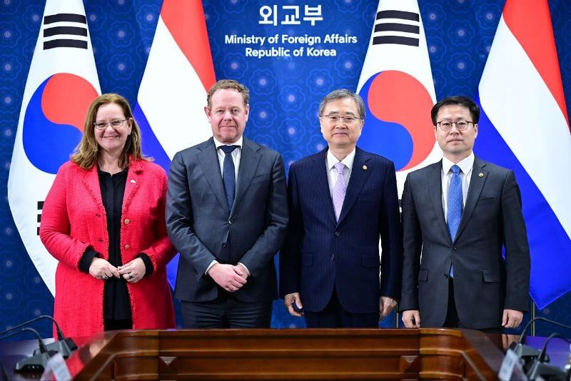 Pada tanggal 11 Februari 2026, (dari kiri ke kanan) Menteri Perdagangan Luar Negeri dan Kerja Sama Pembangunan Belanda Aukje de Vries, Menteri Luar Negeri Belanda David van Weel, Menteri Luar Negeri Cho Hyun, serta Kepala Perundingan Perdagangan Kementerian Perindustrian, Perdagangan, dan Sumber Daya Yeo Han-koo berfoto bersama dalam Dialog Tingkat Tinggi Pertama 2+2 Luar Negeri&ndash;Industri Korea&ndash;Belanda yang digelar di Gedung Kementerian Luar Negeri di Seoul. (Kementerian Luar Negeri)