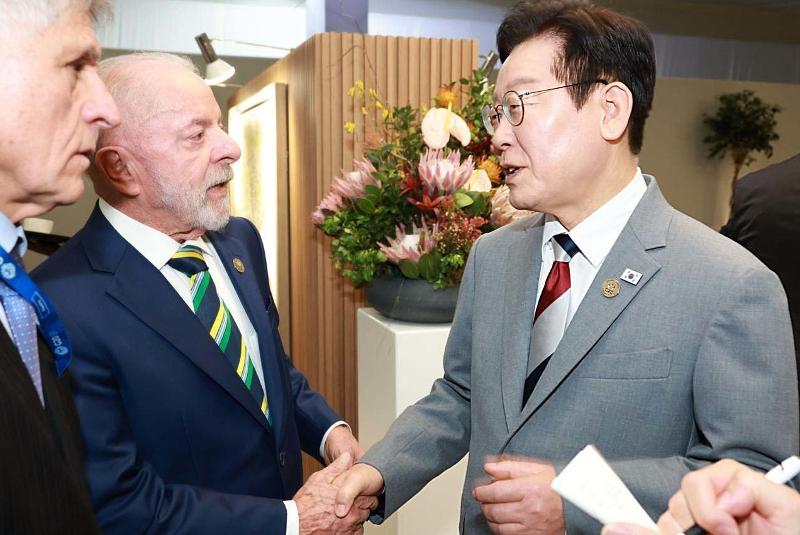 Presiden Lee Jae Myung terlihat sedang berbicara dengan Luiz In&aacute;cio Lula da Silva dalam rangkaian Konferensi Tingkat Tinggi G20 yang digelar pada tanggal 22 November 2025 (waktu setempat) di Expo Centre Johannesburg, Republik Afrika Selatan. (Komite Penyelenggara G20)