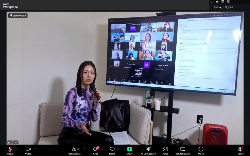 NIKA juga berinteraksi dengan wartawan kehormatan yang hadir secara luring dan daring. (Tangkapan Layar Zoom Korea.net)  