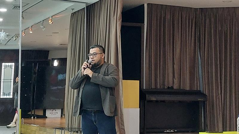 Potret Rizky Octavianus, pendiri komunitas cosplay Machipot Cosplay Indonesia, saat sedang berbagi cerita mengenai perkembangan kekayaan intelektual karakter Korea. 