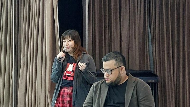 Potret Angel Rose Maria, seorang cosplayer dan desainer kostum, saat sedang menjelaskan mengenai cosplay di Indonesia. 