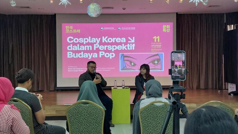 Potret para pembicara Cosplay Korea dalam Perspektif Budaya Pop saat menjawab pertanyaan para peserta melalui sesi tanya jawab. 