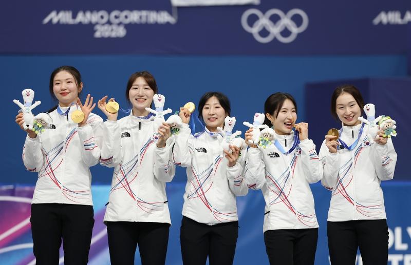 Tim nasional Korea berpose setelah berhasil meraih medali emas babak final seluncur cepat trek pendek estafet 3.000 meter putri Olimpiade Musim Dingin Milano-Cortina 2026 pada tanggal 18 Februari 2026 (waktu setempat) di Milano MSK-Competition Rink, Milano, Italia. Dari kiri ke kanan: Shim Sukhee, Noh Dohee, Lee Soyeon, Kim Gilli, dan Choi Minjeong.