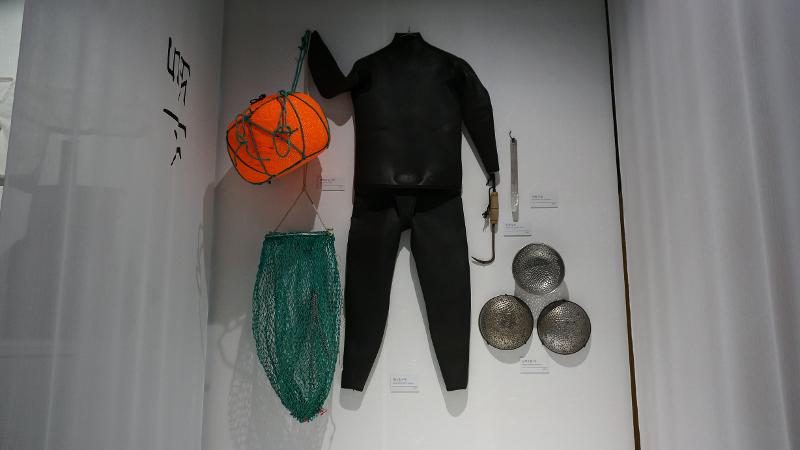 Pakaian selam berbahan karet yang digunakan oleh Yeongdo haenyeo. 