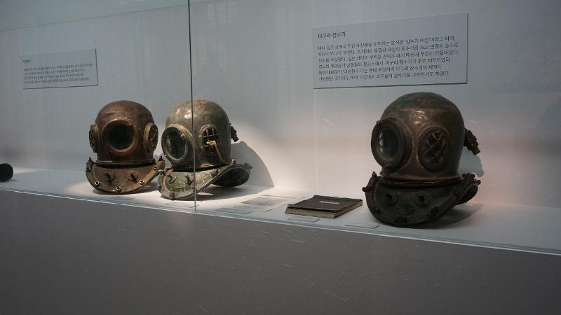 Alat selam tradisional yang digunakan untuk menangkap hasil laut di perairan dalam.  