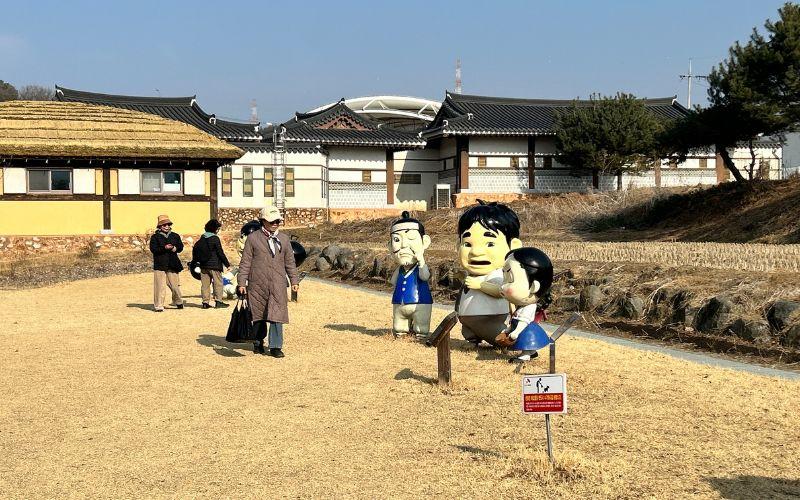 Berbagai patung dan diorama yang terinspirasi dari tokoh dan adegan dalam cerpen Kim You Jeong tersebar di area sekitar membuat sastra terasa menyatu dengan lanskap desa. 