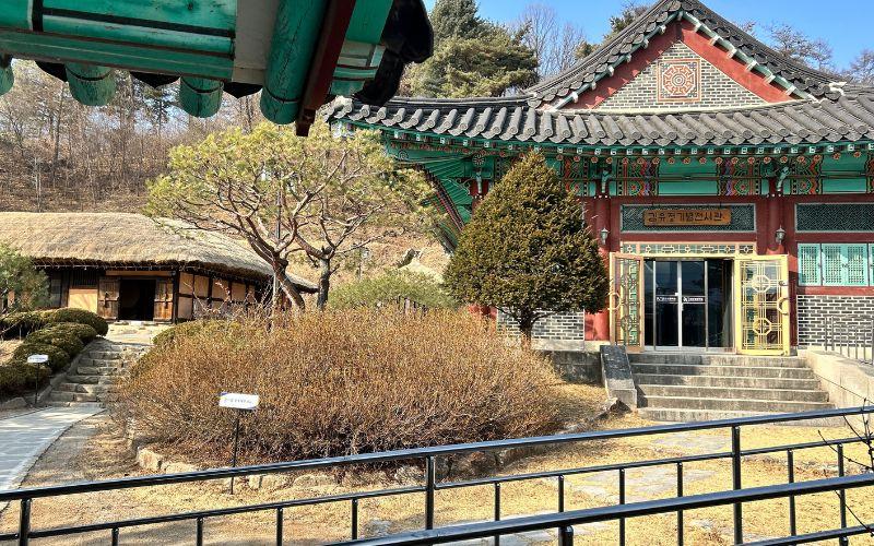 Kawasan Desa Sastra Kim You Jeong di Sille, Provinsi Gangwon, dibangun di atas lokasi rumah kelahirannya dan mencakup Balai Peringatan serta elemen tradisional yang dirancang untuk memperlihatkan bagaimana kehidupan desa membentuk dunia sastra Kim You Jeong. 