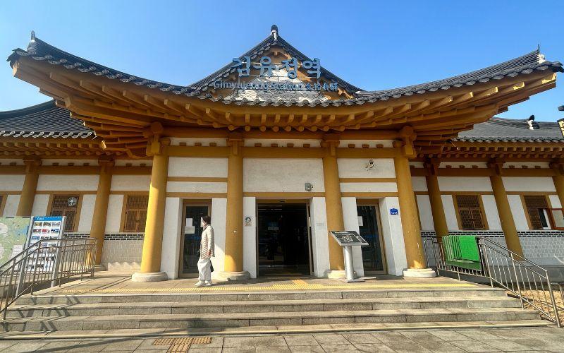 Sebagai bentuk penghormatan kepada Kim You Jeong, Stasiun Sinnam diubah namanya menjadi Stasiun Gimyujeong pada 2004, menjadikannya satu-satunya stasiun kereta api di Korea yang menggunakan nama seseorang.