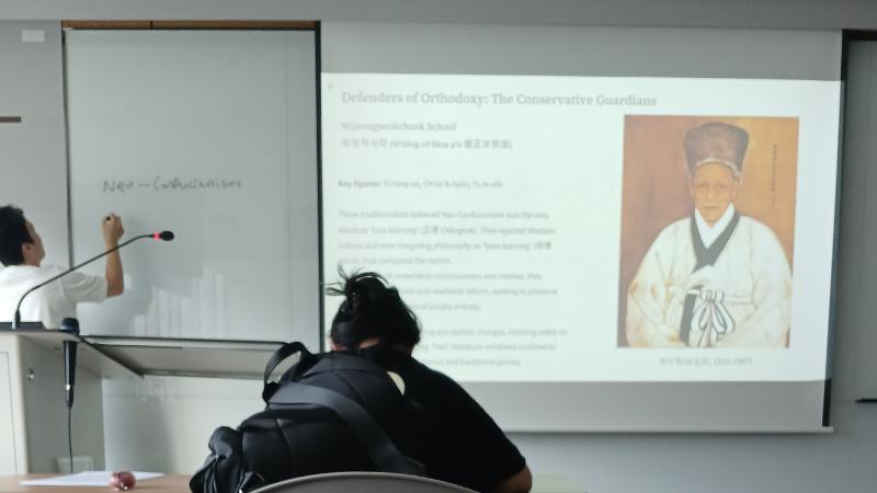 Jurusan Ilmu Korea biasanya berada di bawah Departemen Ilmu Internasional sehingga banyak universitas yang menyediakan perkuliahan dalam bahasa Inggris. 