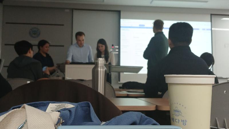 Suasana saat mempersiapan diskusi dan presentasi kelas yang melibatkan mahasiswa internasional dari beragam latar belakang negara. 