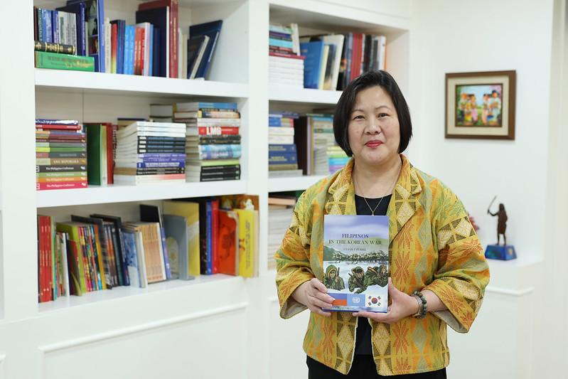 Bernadette Therese C. Fernandez, Duta Besar Filipina untuk Korea, pada tanggal 26 Februari 2026 memperkenalkan buku karyanya mengenai para veteran Filipina yang berpartisipasi dalam Perang Korea (1950–1953) di perpustakaan Kedutaan Besar Filipina, Jung-gu, Seoul.