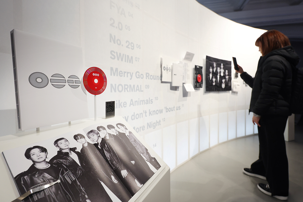 Pada tanggal 20 Maret 2026 album terbaru dipamerkan di pop-up store yang digelar untuk memperingati perilisan album penuh ke-5 grup BTS di The Heritage, Shinsegae Department Store cabang utama, Jung-gu, Seoul. (Yonhap News)