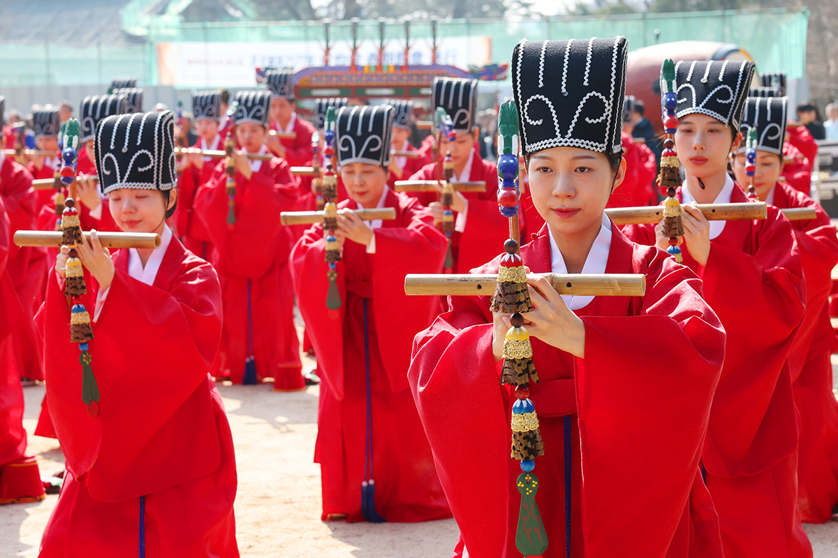 Sebuah grup tari Universitas Sunkyunkwan membawakan tari ilmu dalam sebuah ritual dalam Seokjeon Daeje yang diselenggarakan pada tanggal 24 Maret 2026 di Sungkyunkwan, Jongno-gu, Seoul.