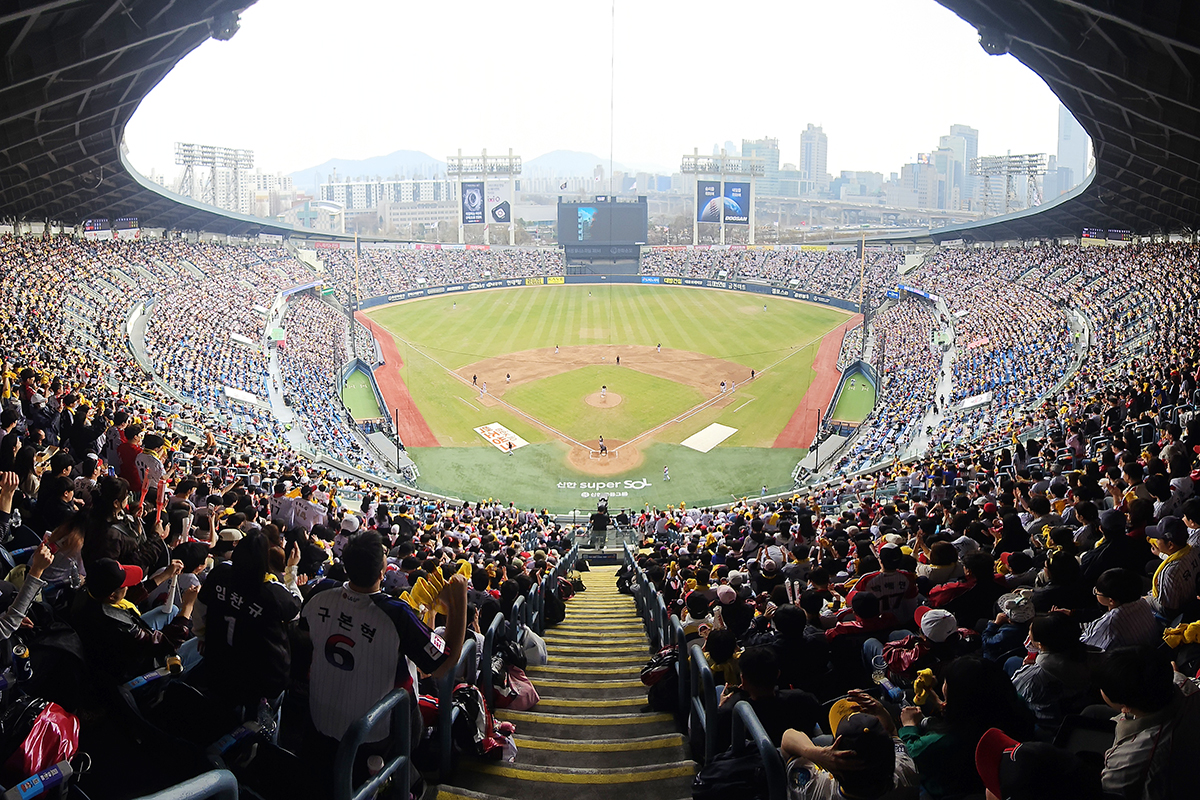 Tribun Stadion Jamsil di Seoul dipadati penonton pada tanggal 29 Maret 2026 saat laga Liga KBO 2026 antara kt wiz dan LG Twins digelar. Pada hari yang sama, KBO menyatakan bahwa seluruh pertandingan dalam seri pembuka terjual habis selama dua hari berturut-turut, sekaligus mencatat rekor seluruh laga habis terjual selama dua tahun berturut-turut. (Yonhap News)