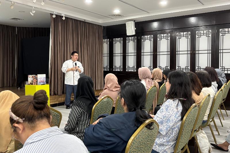 Ko memaparkan materi tentang roti kepada para peserta yang hadir dalam K-Culture Mentoring Day pada tanggal 3 Maret 2026 di KCCI. (Annisa Alifadhila) 