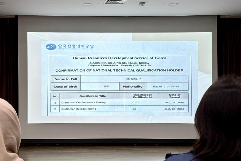 Ko menampilkan sertifikasi pembuatan roti yang ia dapatkan saat berusia 11 dan 12 tahun. (Annisa Alifadhila) 