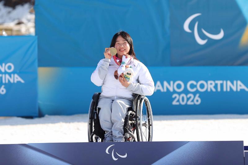 Kim Yunji berpose setelah meraih medali emas para biatlon nomor sprint duduk putri 12,5 km Paralimpiade Musim Dingin Milano-Cortina 2026 pada tanggal 8 Maret 2026 (waktu setempat) di Stadion Tesero Cross-Country, Italia.