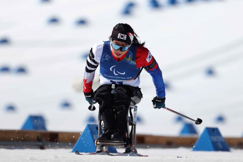 Kim Yunji bertanding di para biatlon nomor sprint duduk putri 12,5 km Paralimpiade Musim Dingin Milano-Cortina 2026 pada tanggal 8 Maret 2026 (waktu setempat) di Stadion Tesero Cross-Country, Italia.  