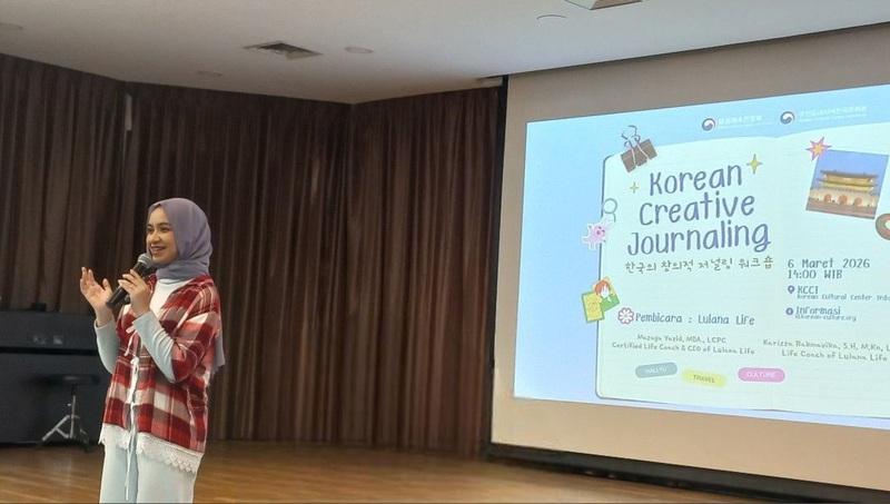 Mazaya Yazid memperkenalkan dan menceritakan pengalamannya di dunia jurnal pada acara Korean Creative Journaling hari Jumat (6/3/2026) di Jakarta. 