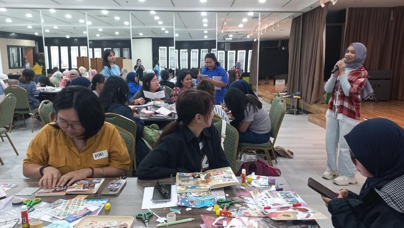 Keseruan peserta saat sesi membuat dan memahami journaling bertema Korea bersama komunitas Lulana Life pada acara Korean Creative Journaling hari Jumat (6/3/2026) di Jakarta. 