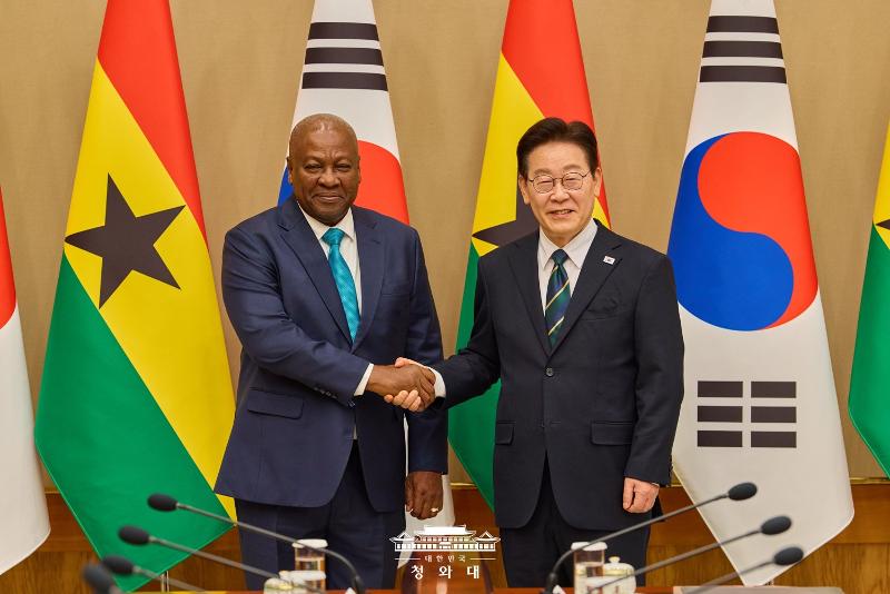 Presiden Lee Jae Myung berjabat tangan dengan Presiden Ghana, John Mahama, dalam KTT yang digelar tanggal 11 Maret 2026 di Cheong Wa Dae. (Cheong Wa Dae)  