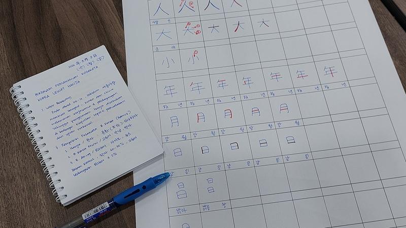 Para peserta kuliah khusus KCCI tentang Hanja diberikan kertas kotak-kotak untuk berlatih menulis huruf tersebut. 