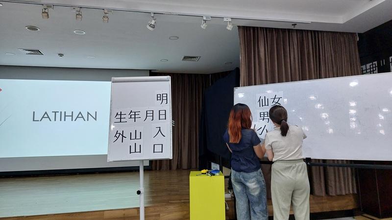 Peserta berlatih menyusun kosakata Bahasa Korea menggunakan Hanja yang telah dipelajari pada sesi kuliah khusus KCCI yang digelar pada tanggal 11 Maret 2026 di Aula Multifungsi KCCI, Jakarta.  