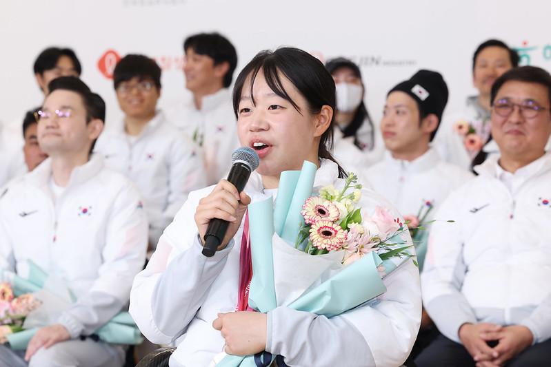 Kim Yunji menyampaikan kata sambutannya sebagai MVP pada dalam upacara pembubaran kontingen Korea untuk Paralimpiade Musim Dingin Milano-Cortina 2026 yang digelar pada tanggal 17 Maret 2026 di Bandara Internasional Incheon. (Park Daejin)