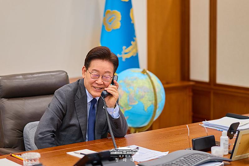 Presiden Lee Jae Myung terlihat sedang melakukan pembicaraan telepon dengan Perdana Menteri Selandia Baru, Christopher Luxon, di Cheong Wa Dae pada tanggal 24 Maret 2026. (Cheong Wa Dae)