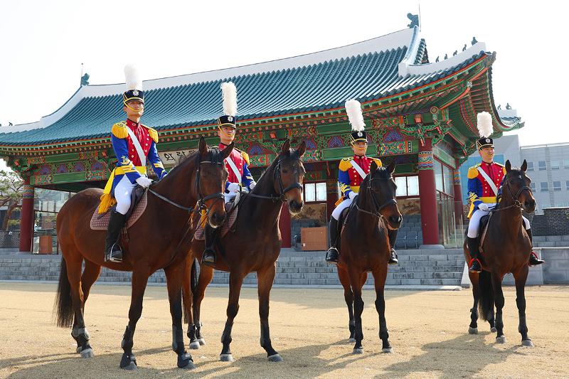 Para kadet berbaris di Lapangan Panahan Hwarang. Pasukan berkuda yang dahulu bertugas di medan perang kiri diwariskan sebagai tradisi simbolis yang melambangkan semangat Akademi Militer Korea. Pasukan berkuda kini tak lagi berperan sebagai pasukan untuk berperang, tetapi berperan untuk mendekatkan diri kepada masyarakat. Dari kiri ke kanan: Kim Gwanhong, Jang Won Hyeok, Yeon Hyorin, dan Her Junseok. 