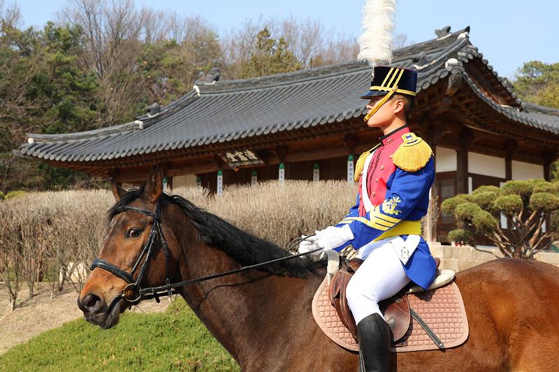 Kadet Jang Won Hyeok melintas di depan Cheongheondang yang merupakan bangunan bersejarah dari Samgunbu (lembaga militer tertinggi pada era Dinasti Joseon). Skuadron kavaleri membuktikan bahwa keteraturan yang terjaga juga merupakan bentuk kekuatan yang besar. 
