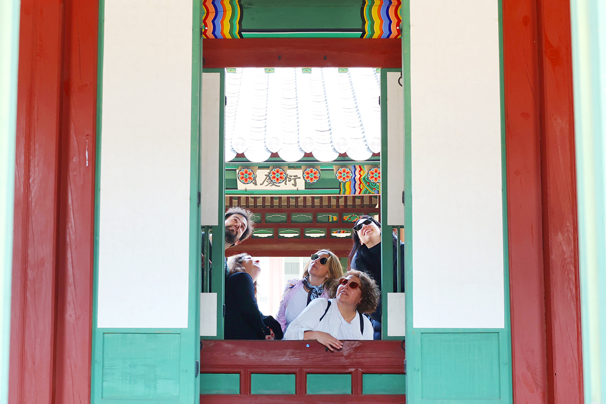 Beberapa orang wisatawan asing memperhatikan bagian dalam bangunan istana pada tanggal 2 April 2026. 