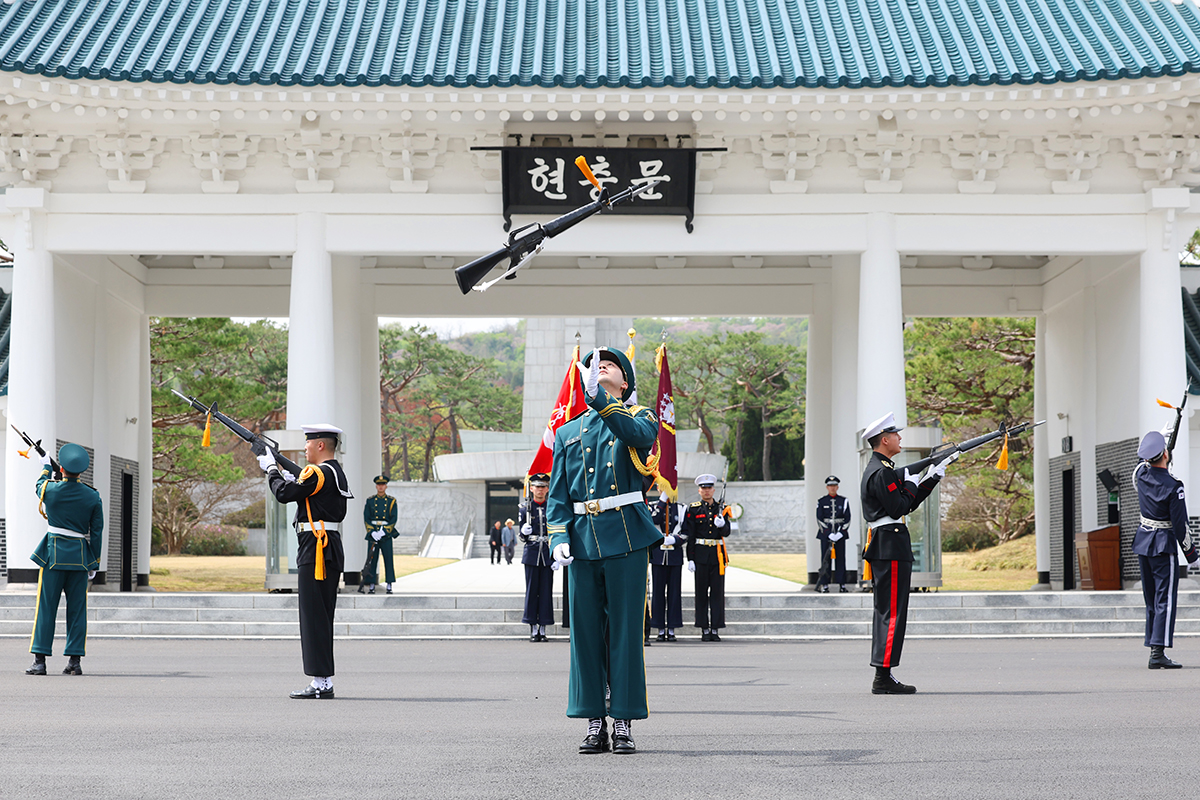 Pasukan pengawal kehormatan Kementerian Pertahanan terlihat sedang menampilkan demonstrasi militer dalam upacara rutin di Gerbang Hyeonchungmun, Taman Makam Pahlawan Nasional Seoul, Dongjak-gu, Seoul, pada tanggal 14 April 2026. (Lee Jeong Woo)
