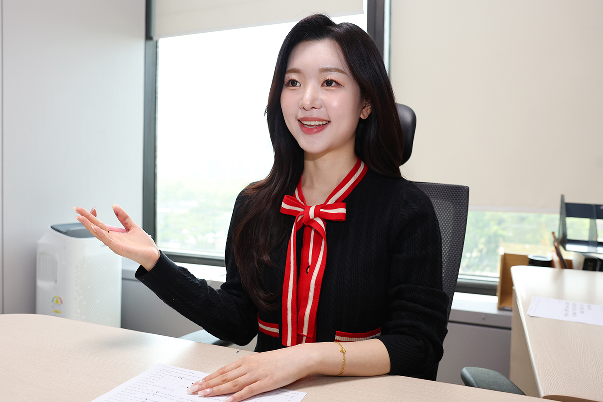 Penyiar Roh Heeji tengah berbagi kisah tentang latar belakang ia menantang diri menjadi anchor serta perjalanan hidupnya dalam wawancara dengan Korea.net.