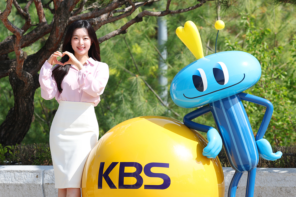 Penyiar Roh Heeji tengah berpose.