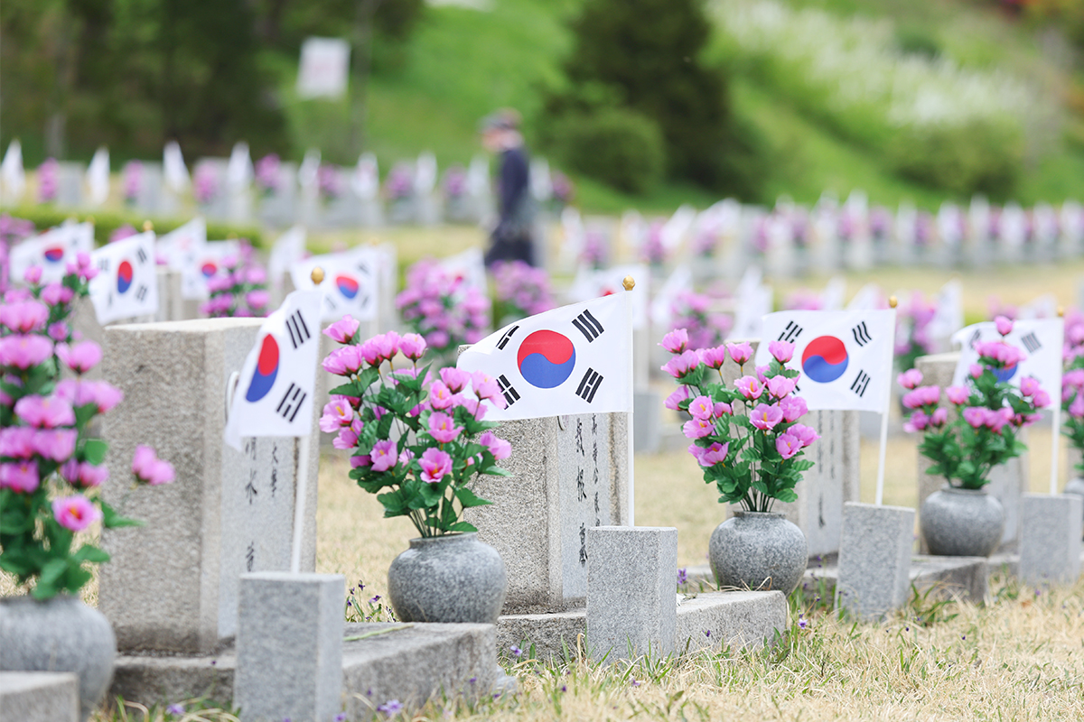 Seorang warga terlihat sedang berjalan untuk berziarah di Taman Makam Nasional untuk Revolusi April, Gangbuk-gu, Seoul pada tanggal 17 April 2026. Revolusi April merupakan gerakan demokrasi yang dipicu oleh mahasiswa dan warga terhadap kecurangan pemilu rezim otoriter pada tahun 1960. (Lee Jeong Woo)
