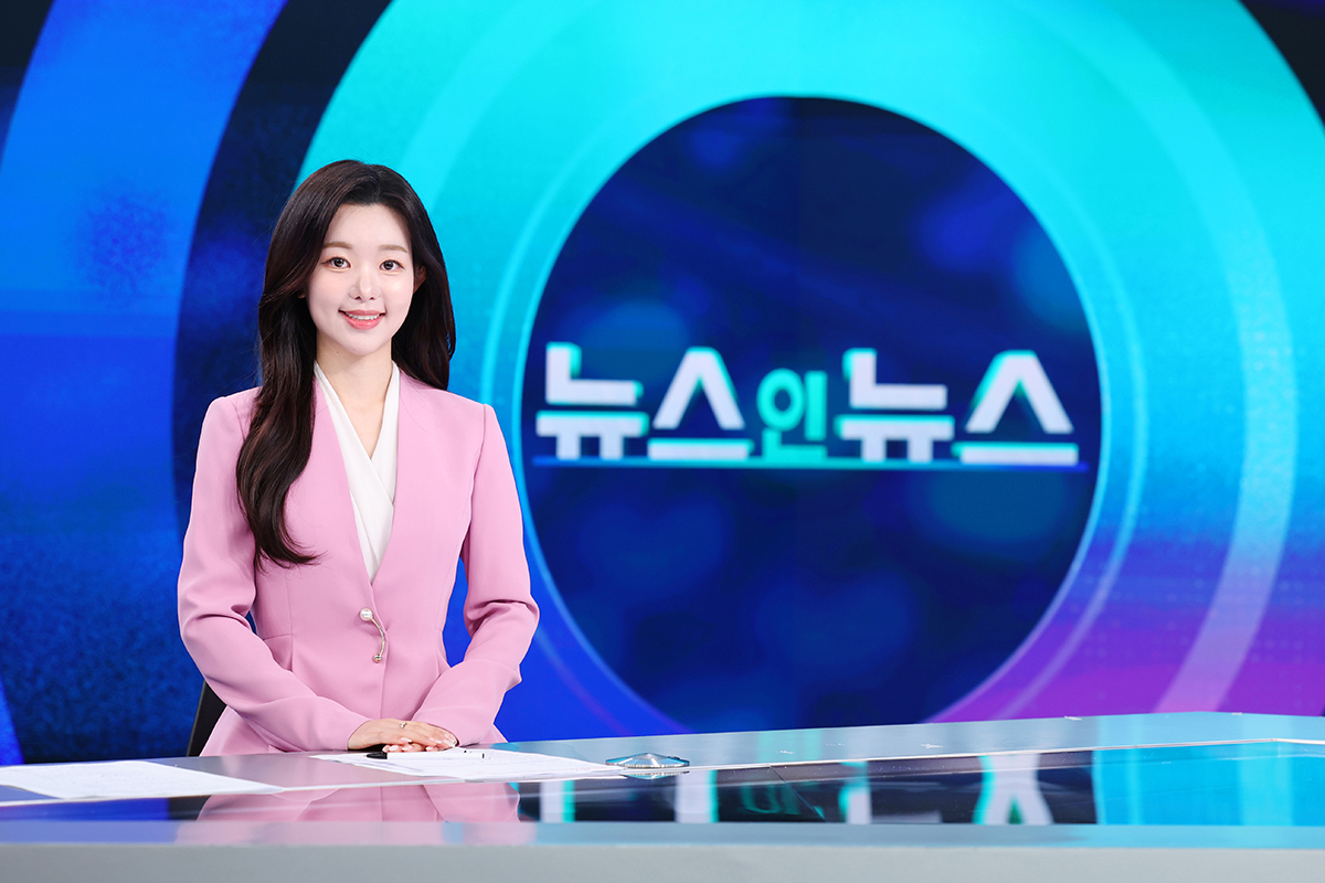 Penyiar Roh Heeji dari Korean Broadcasting System (KBS) berpose menjelang wawancara dengan Korea.net di studio berita KBS pada tanggal 15 April 2026.