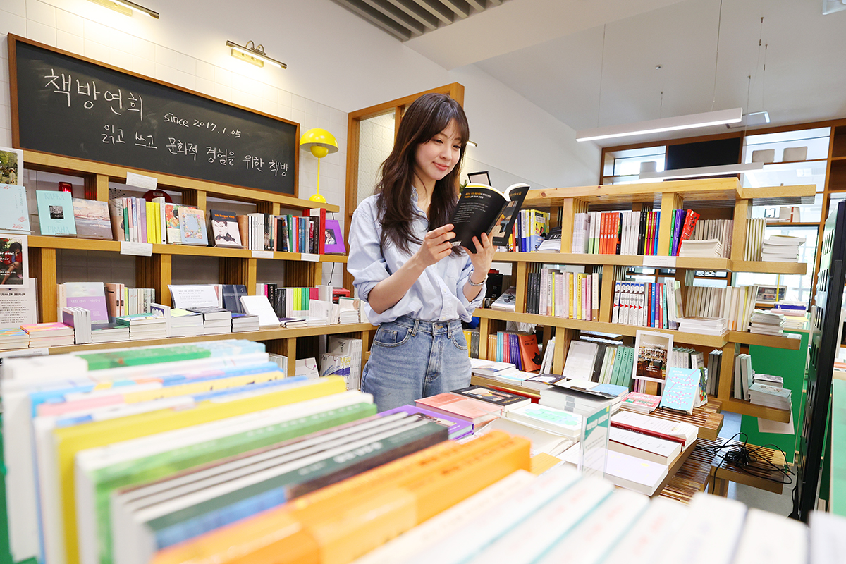 Pada tanggal 23 April 2026, bertepatan dengan Hari Buku dan Hak Cipta Sedunia, seorang warga terlihat asyik membaca di toko buku independen Chaekbang Yeonhui Gwanghwamun di Jongno-gu, Seoul. (Lee Jeong Woo)