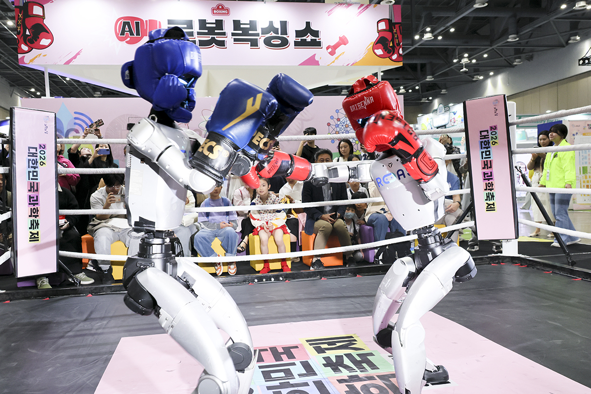 Pada tanggal 24 April 2026 para pengunjung terlihat sedang menyaksikan pertandingan tinju robot AI di Festival Sains Korea yang digelar di Hall 1 KINTEX, Ilsan, Provinsi Gyeonggi. (Yonhap News)