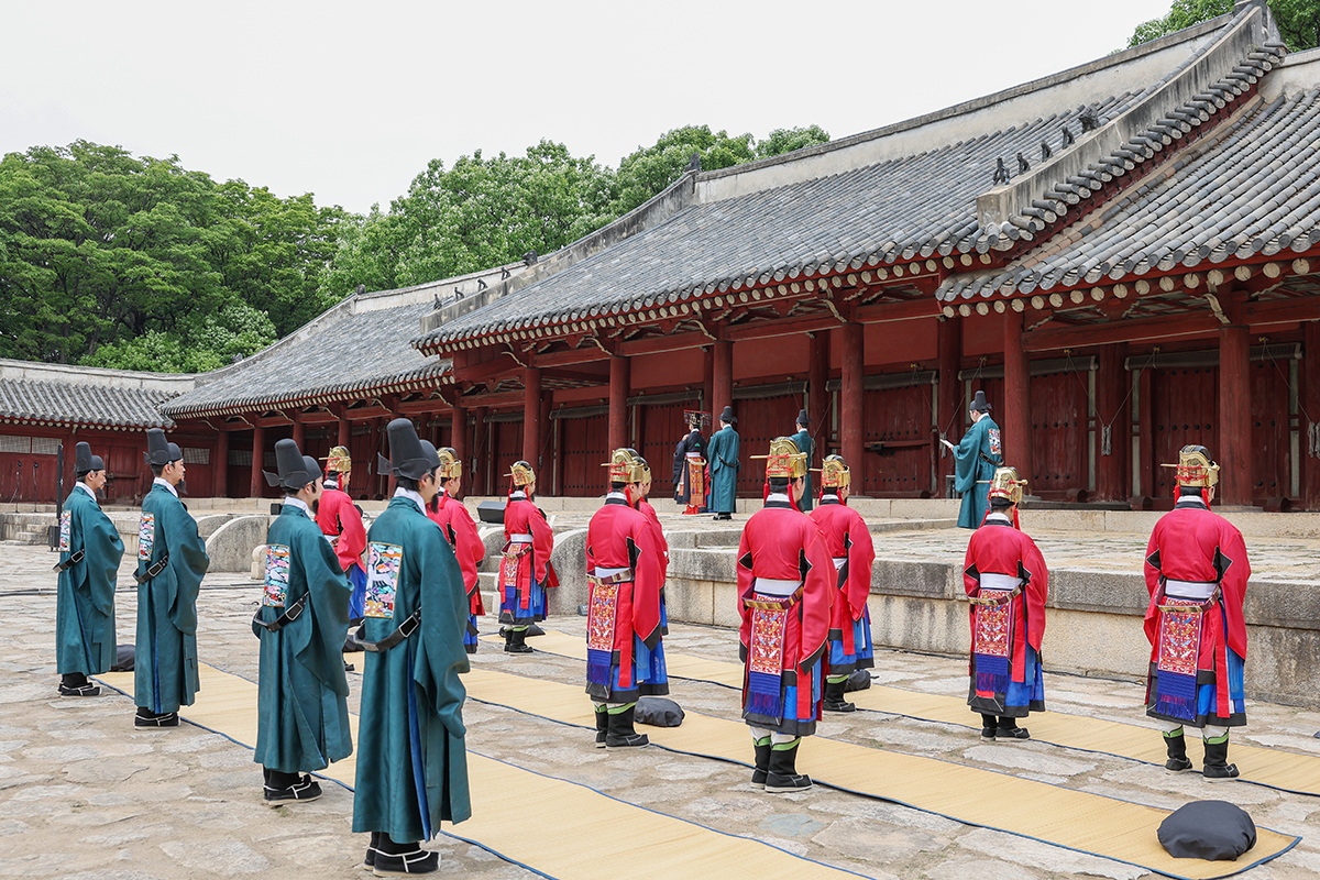 Sebuah pertunjukan reka ulang ritual myohyeollye digelar pada tanggal 27 April 2026 di Kuil Jongmyo, Jongno-gu, Kota Seoul. Ritual tersebut merupakan bagian dari ritual pernikahan kerajaan pada masa Dinasti Joseon (1392-1910) saat keluarga kerajaan pergi ke Kuil Jongmyo untuk melakukan upacara penghormatan leluhur setelah menggelar pernikahan kerajaan. (Lee Jeong Woo)