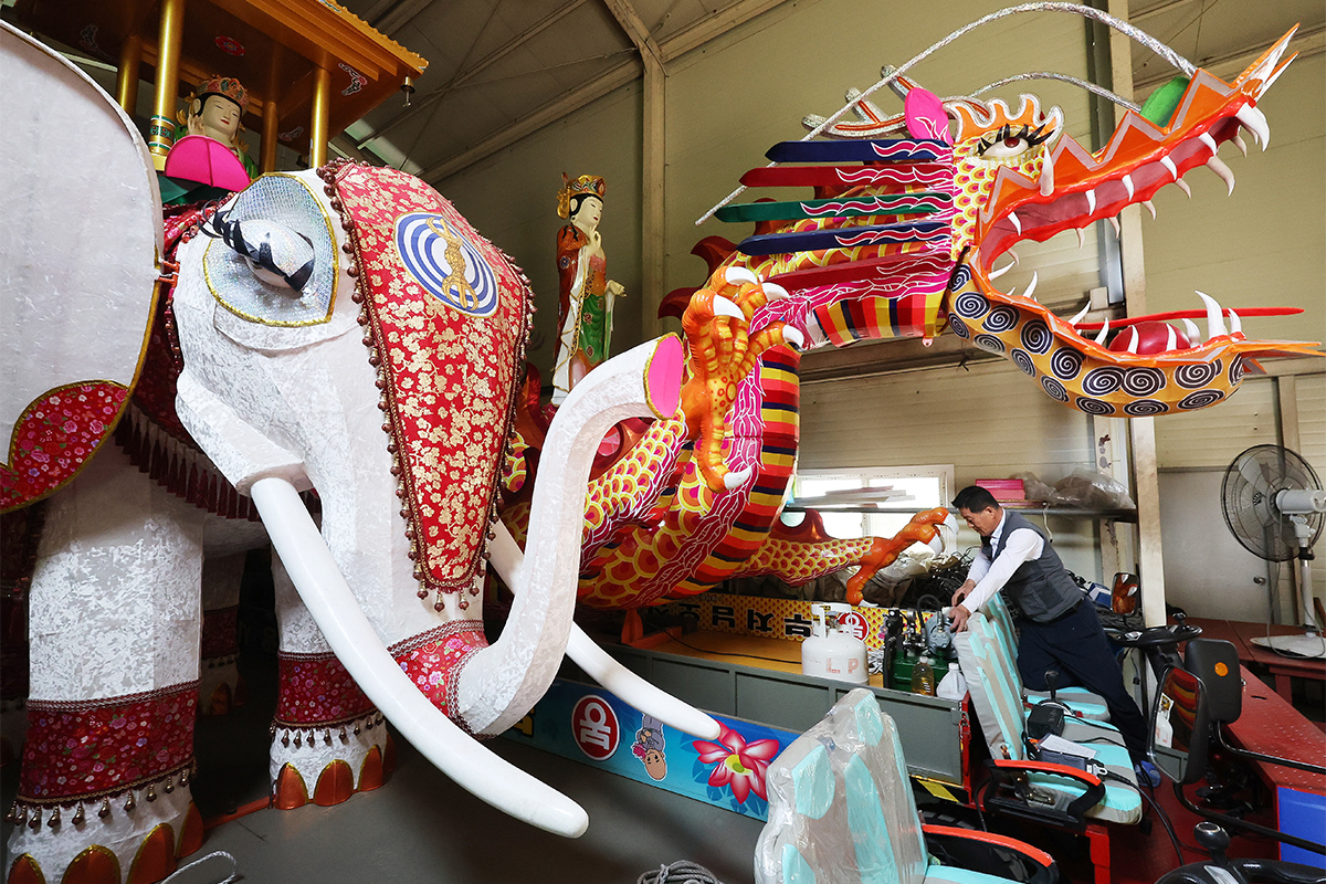 Pada tanggal 29 April 2026 seorang petugas terlihat sedang memeriksa lampion hias di Kuil Yonggwangsa, Jangan-gu, Suwon, Provinsi Gyeonggi. Lampion tersebut akan digunakan dalam parade lampion menjelang Festival Lampion Suwon yang akan digelar pada tanggal 9 Mei 2026. (Yonhap News)