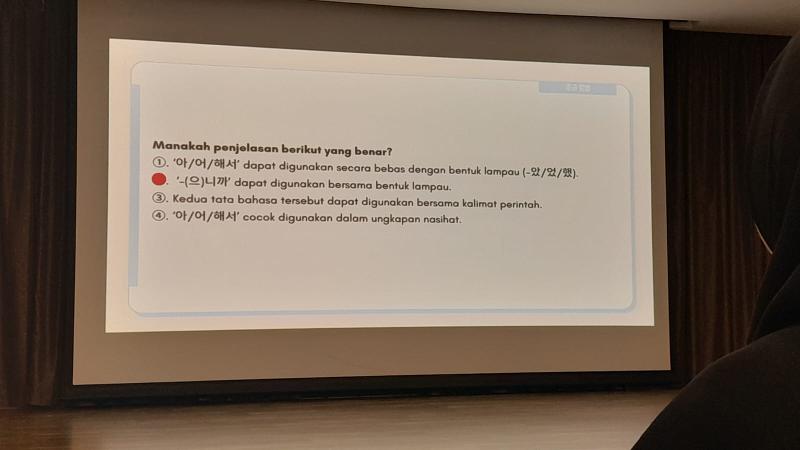 Kuis tentang materi tata bahasa Korea dasar membuat peserta semakin bersemangat.  