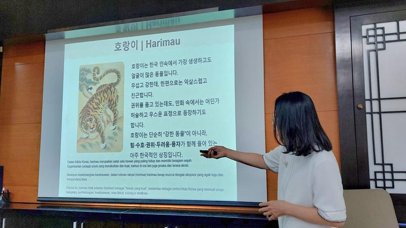 Pembicara menguraikan makna simbol harimau yang populer ditemukan dalam berbagai cerita, lukisan, dan peribahasa Korea. 