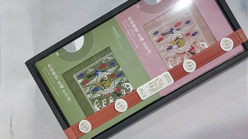 Potret sapu tangan bermotif burung bangau yang menjadi simbol umur panjang dalam budaya Korea. Motif burung bangau pada masa Dinasti Joseon (1392-1910) dapat ditemukan pada pakaian resmi cendekiawan dan pejabat sebagai simbol integritas. 