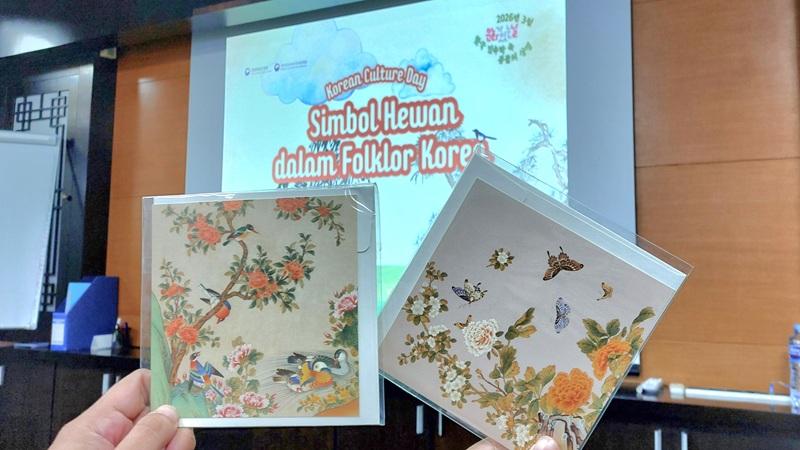 Sesi kuis di penghujung materi memberikan kesempatan kepada beberapa peserta untuk mendapatkan suvenir Museum Nasional Korea. 