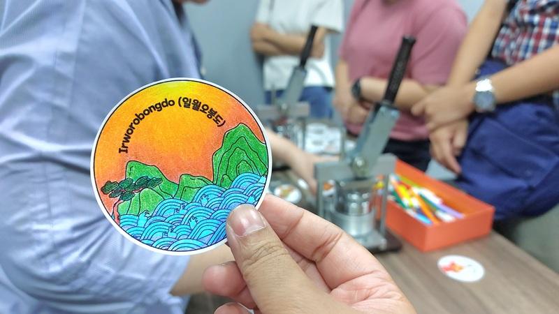 Aktivitas sederhana membuat pin dan mewarnai berbagai simbol Korea dapat diikuti oleh para peserta seusai acara.  