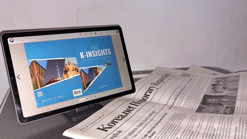 Potret koran Korea.net Honorary Reporters yang dapat diperoleh oleh pengunjung K-Wave Festival, dan buku 2025 K-INSIGHTS with Korea.net Honorary Reporters yang dapat diakses melalui laman Korea.net. (Maulia Resta Mardaningtias)  